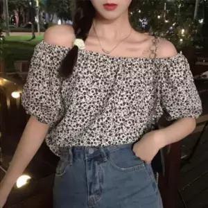 [하프클럽/]여성용 여름 플라워 오프숄더 프릴 밴딩 블라우스 데일리룩