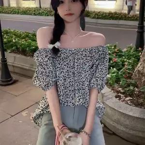 [하프클럽/]여자 여름용 플라워 패턴 오프숄더 블라우스 외출복