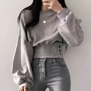 [하프클럽/]크롭핏 버튼장식 허리라인 맨투맨 티셔츠