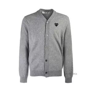 [롯데백화점]꼼데가르송 [라벨루쏘] FW24 공용 하트 와펜 가디건 AX N024 051 2 LIGHT GREY