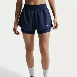 나이키 NIKE 드라이 핏 원 미드라이즈 3인치 투인원 쇼츠 W - 미드나이트 네이비:화이트 DX6013-411 381957
