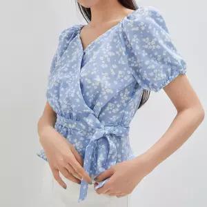[로엠] 플라워 랩 블라우스 (RMBLD37RT3-T)