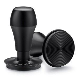 [미국배송] NORMCORE 58.5MM 에스프레소 커피 탬퍼 V4 - 티타늄 PVD 코팅 리플 베이스 스프링 로드 15파운드 / 25파운드 30파운드 교체 양극 산화 처리된 알루미늄 손잡이 및 스탠드