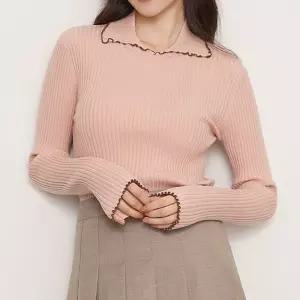 [로엠] 프릴카라 스웨터 (RMKAD49R13-T)