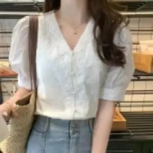 [시즌오프]여름 데이트룩 자수 브이넥 레이스 퍼프 블라우스_5