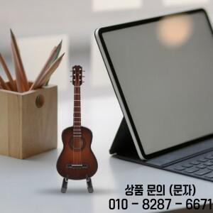 1세트 미니어처 나무 기타 장식품 거실 선반 책상 디스플레이 음악 애호가를위한 독특한 작은
