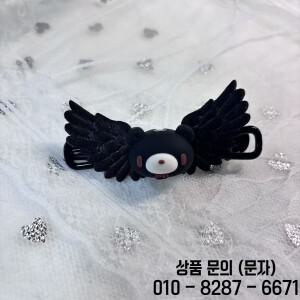날개가 달린 귀여운 곰 머리핀   핑크와 블랙 디자인과 섬세한 특징