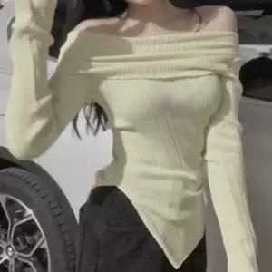 슬림핏 랩 스타일 와이드넥 골지 언발 트임 긴팔티