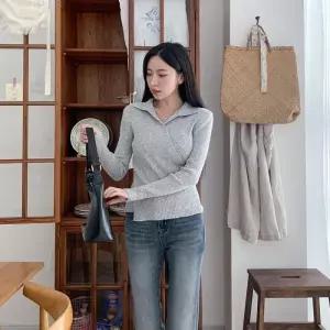 [옷자락]여성 모던 핏 랩 카라 골지 니트 스웨터