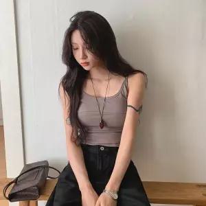 [하프클럽/]여성 슬림핏 면스판 크롭 끈나시 캡내장 절개 디테일