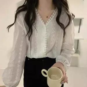 화이트 펀칭 자수 레이스 브이넥 긴팔 셔링 블라우스
