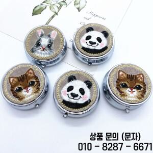 Embroid 빈티지 동물 알약 상자 홀더 금속 라운드 3 그리드 의학 케이스 작은 휴대용 컨테이너 스플리터 MR