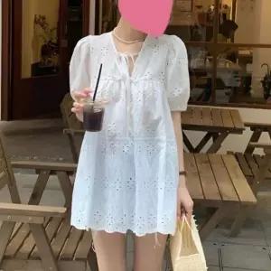 여성블라우스 브이넥라인 리본 스트랩 벌룬 소매 펀칭패턴 블라우스
