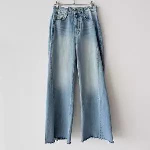[옷자락]여성 컷팅 플레어 워싱 세미와이드 청바지