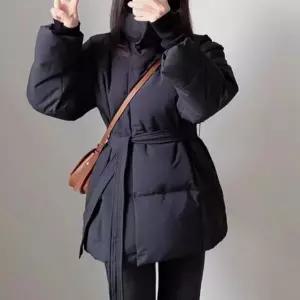 [하프클럽/]보온성을 높여주는 하이넥디자인 허리스트랩 여성패딩