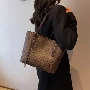 호크아이 오피스룩 빈티지 캐주얼 남성용 가방 프린팅 데일리룩 대용량 숄더백 레터링 청반바지 KUK1