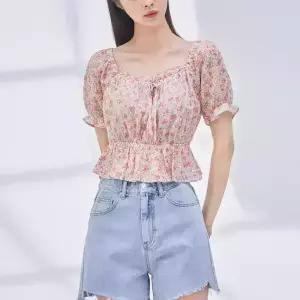 [미쏘] 프릴 플라워 블라우스 (MIWBWC711G-T)
