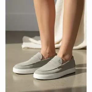 토즈 TODS 26SS 남성 스웨이드 로퍼 XXM04L00640RE0 C405