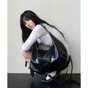 매장정품 IUGAMAKARAS Studded Strap Hobo Bag (Black)