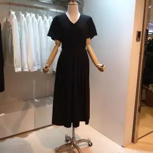 SS36A2X86061반팔 스트링 V넥 원피스