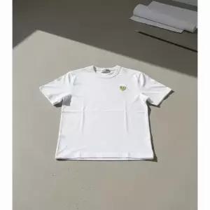 꼼데가르송 골드하트 와펜 반팔 티셔츠 P1T216 AZ-T216-051-4