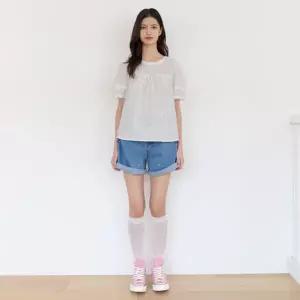 [롯데백화점]써스데이 아일랜드 플라워 펀칭 자수 블라우스 T264MBL233W