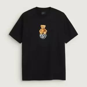 [반스](광주신세계)VANS 반스 8볼 베어 반소매 티셔츠 VN000W1HBLK