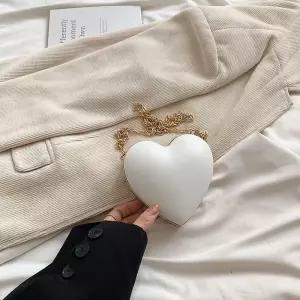EAMT 여자 미니백 레드 스몰 하트백 여름 미니 패션 크로스백 체인 숄더 립스틱 이어폰 파우치 YJ2