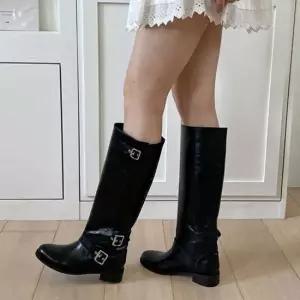 편한 데이트 룩 스커트 반바지 버클 벨트 롱부츠 검정 가을여자구두 여성가을봄부츠