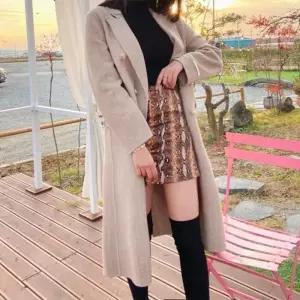 여자 가벼운 유니크 체크 기본핏 롱 핸드메이드 코트 (9875720A)