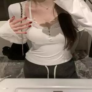 포뇨 여자 도톰이너탑 레이스 온 브이넥 단추풍 세련 긴팔 티셔츠 OPH1