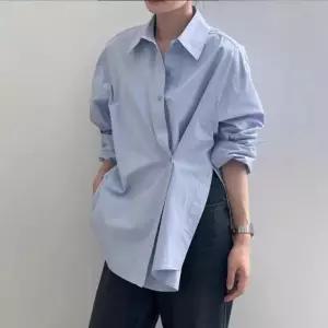 26SS 레이 언발 사이드 오프 셔츠(2 col. ML) 라우드 슬릿 오버핏 언밸런스 순면 봄코디 여름코디 데이트룩 직장인코디 봄셔츠