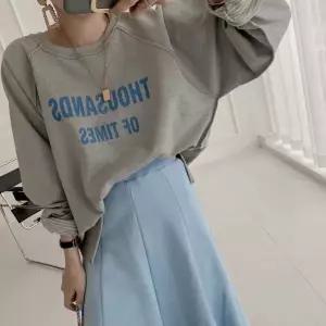 [하프클럽/]데일리무드 영문레터링 루즈핏 그레이 맨투맨 긴팔 캐주얼 상의