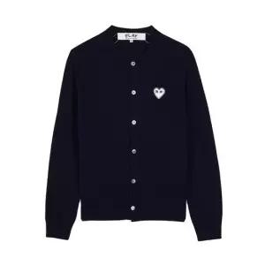 꼼데가르송 MUST IT_FW25 공용 화이트하트 와펜 가디건 AX N061 051 NAVY