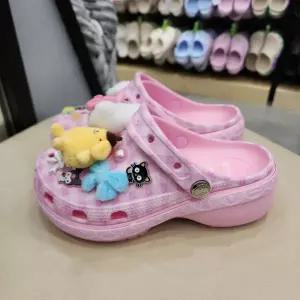 크록스 헬로키티 앤 프렌즈 클래식 플랫폼 클로그 샌들 멀티 212683-90H