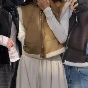 [리더스] 무스탕 퍼 조끼 가을 분위기 버클 조끼 (44085363A)