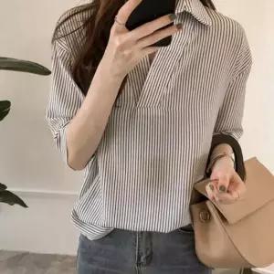 단추가 없는 베이직 디자인 7부 스트라이프 셔츠 나시티