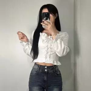 리본블라우스 여성 아일렛 스모크 프릴 크롭 블라우스 데이트룩