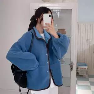 [텐바이텐]반하이넥 뽀글이 배색 라인 후리스 덤블 자켓
