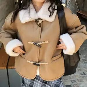 [텐바이텐]노르튼 스웨이드 떡볶이코트 퍼자켓 무스탕 2 color