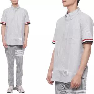 [롯데백화점]톰브라운 23SS 남성 삼선 암밴드 스트라이프 반팔 셔츠 MWS252A 06272 035 23S