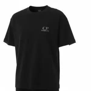 CP컴퍼니 26SS SHORT SLEEVE IN JERSEY 301 20CMTS086A 005100W 999) 301 저지 반팔티)