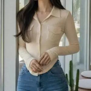 [하프클럽/셀러허브_여성트랜드패션]여성 간절기 슬림핏 카라 포켓 긴팔 티