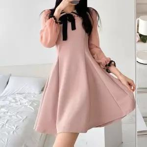 [하프클럽/셀러허브_여성트랜드패션]레이스 프릴 리본 카라 플레어 원피스_