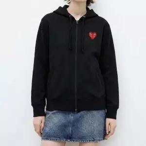 꼼데가르송 MUST IT_ 더블 하트 와펜 후드 집업 여성 블랙 AZ-T293-051