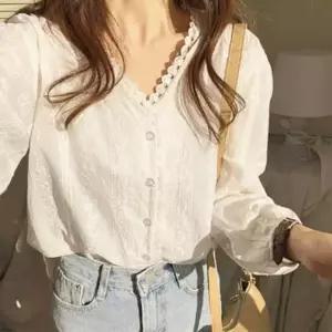 은창)펀칭 레이스 V넥 화이트 블라우스 셔츠 여름 상의 퍼프 반팔 티셔츠