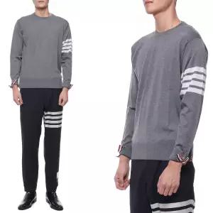 [롯데백화점]톰브라운 22FW 남성 사선 완장 크루넥 울 니트 MKA002A_00014_038_22F