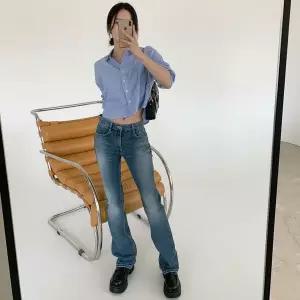 [하프클럽/]여성 카라넥 스트라이프 절개 디자인 크롭 셔츠