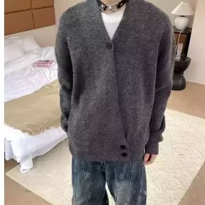 남성 심플데일리룩 브이넥 니트 긴팔 다크그레이 빈티지 가운 스웨터 봄가을 가디건 OOTD3