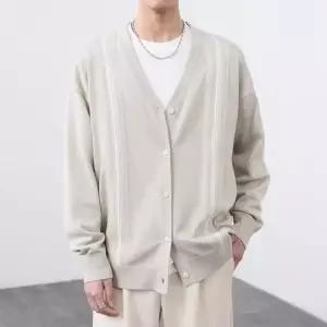 남성 심플데일리룩 브이넥 니트 시크 봄가을 스트라이프 톤 다운 가디건 캐주얼 얇은 코트 OOTD3